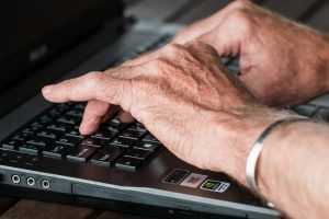 hands-545394_1920-300x200